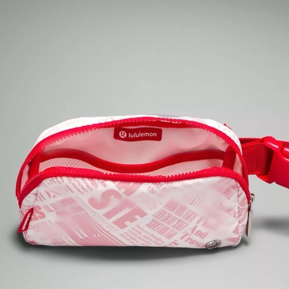 2 Everywhere belt bag Manifesto Print red/white and black/white - Picture 3 of 15